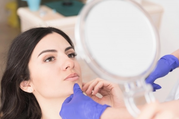 Эксперты перечислили опасные косметологические услуги — что делать, если вам уже испортили лицо?