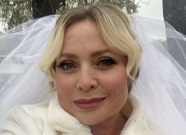 «Это событие настало»: 51-летняя звезда «Интернов» показала себя в свадебном платье