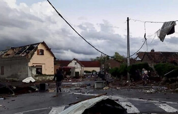Северные районы Франции пострадали от серии торнадо