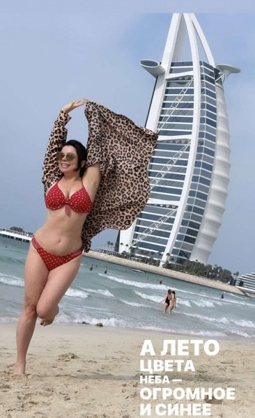 49-летняя Наташа Королева похвасталась фигурой на пляже в Дубае