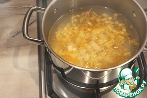 Картофельный суп со свеклой и глазуньей