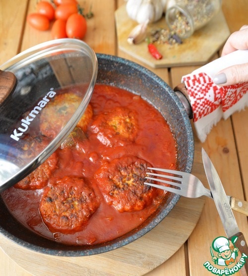 Рыбные котлеты в пикантном томатном соусе