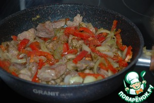 Сковорода со свининой, жаренной с овощами