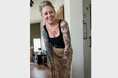 50-летняя блогерша показала тату на теле в молодежном наряде и удивила зрителей