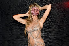 Хайди Клум переоделась из костюма червя в прозрачный комбинезон на Хеллоуине
