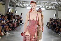 Мини-юбка на липучке за 56 тысяч рублей смутила покупателей модного бренда