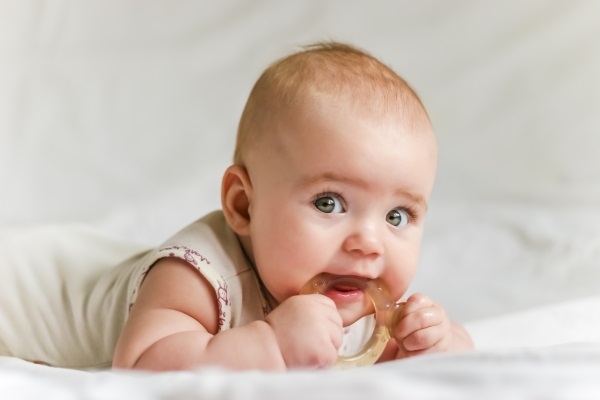 Режутся первые зубы у ребенка: терпеливо наблюдать или активно вмешиваться?